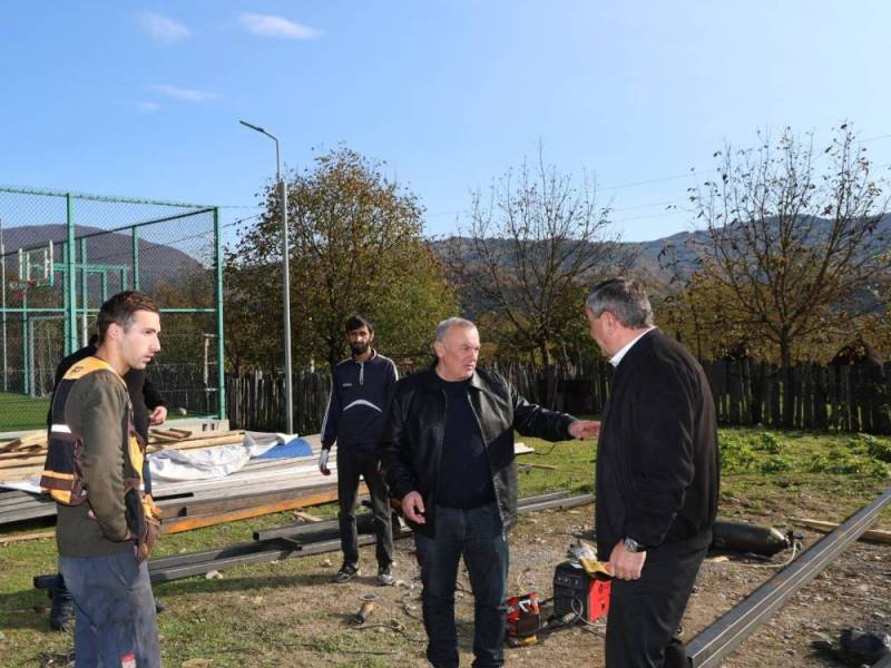 მუნიციპალიტეტის ხელმძღვანელებმა სოფელ ჭალისთავში ადმინისტრაციული შენობის მოწყობის სამუშაოები დაათვალიერეს